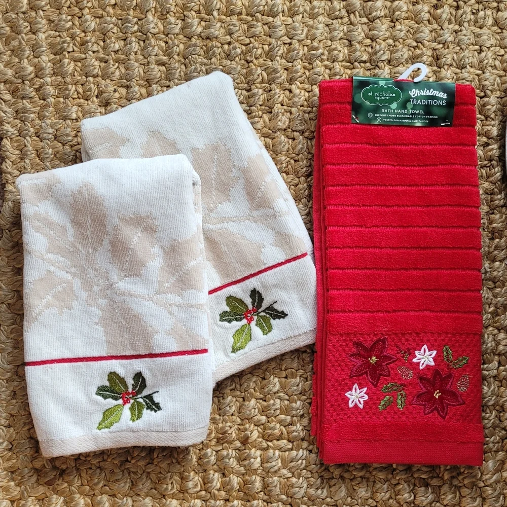 St. Nicholas Square Mistletoe and Christmas Greenery Hand Towels